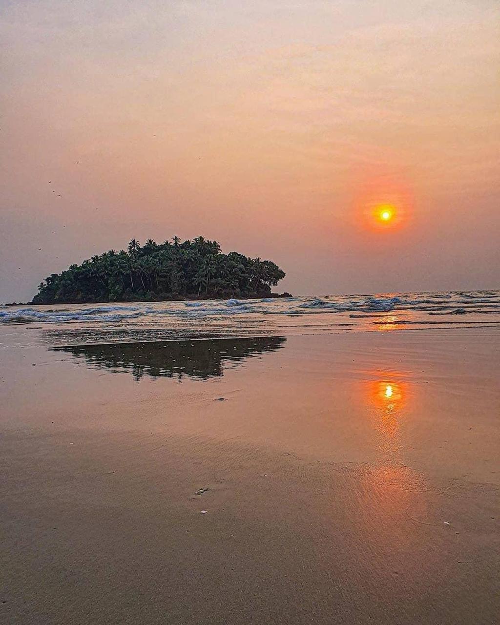 Dharmadam Beach photo 2